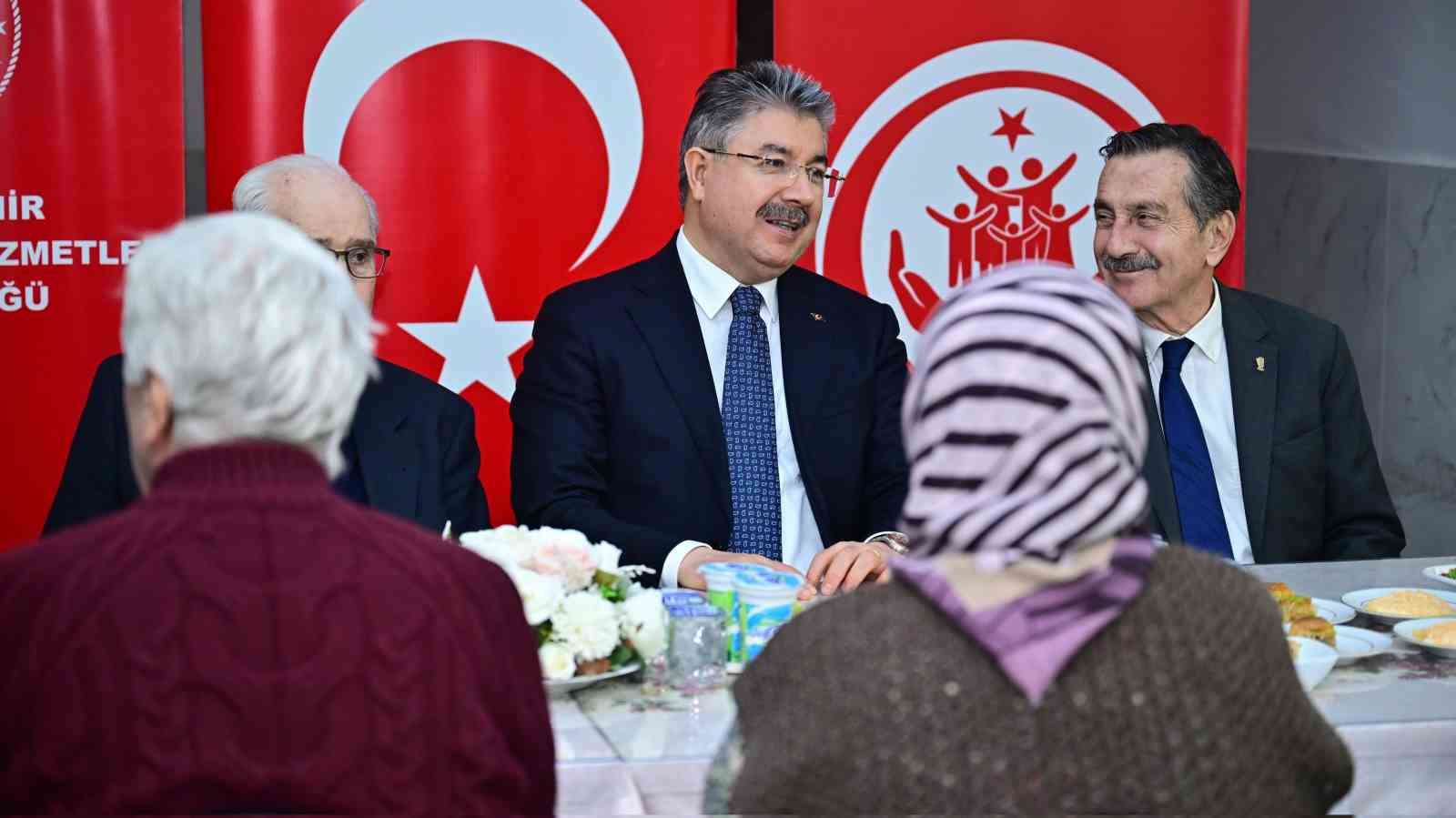 Vali Yılmaz, huzurevi sakinleriyle bir araya geldi
