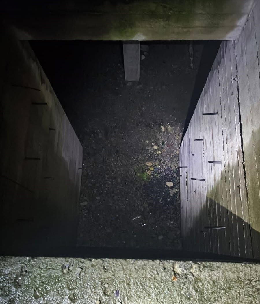 Asans&ouml;r boşluğuna d&uuml;şerek yaralanan kişiyi itfaiye kurtardı
