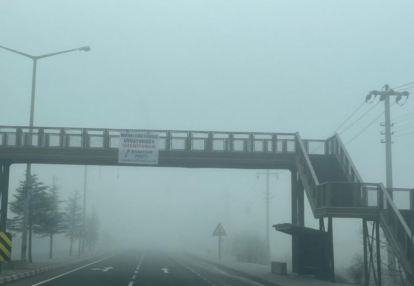 Tavşanlı&rsquo;da yoğun sis nedeniyle g&ouml;r&uuml;ş mesafesi d&uuml;şt&uuml;

