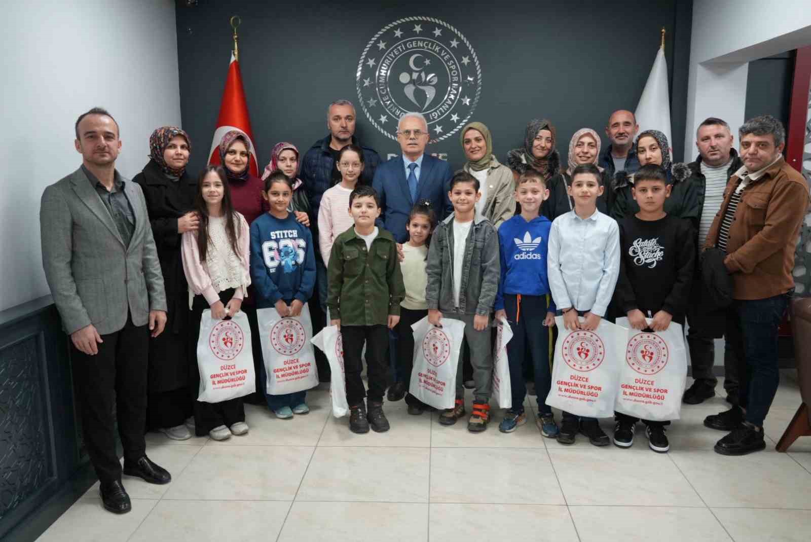 Sporcu &ouml;ğrenciler il m&uuml;d&uuml;r&uuml; ile bir araya geldi
