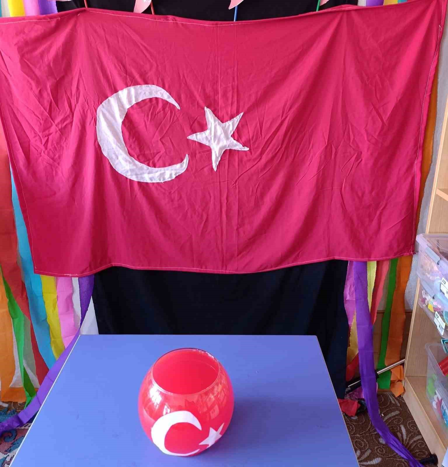 Hisarcık&rsquo;ta minikler sınıfları i&ccedil;in T&uuml;rk bayrağını kendi elleri ile dikti
