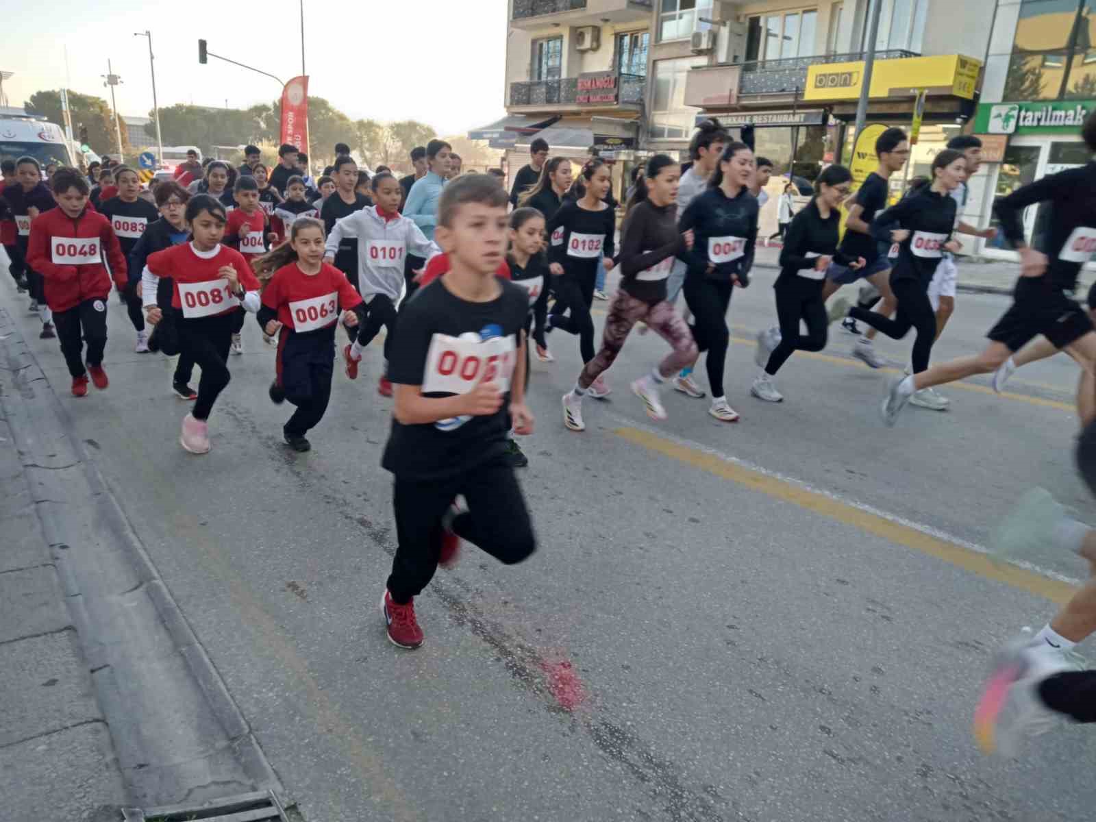 Denizli&rsquo;de Atat&uuml;rk Yol Koşusu &ccedil;ekişmeye sahne oldu
