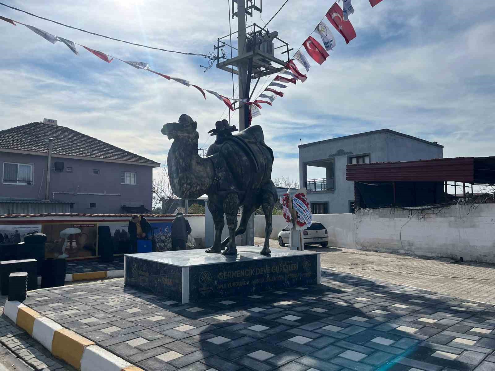 Başkan Zencirci&rsquo;den devesiyle &uuml;nl&uuml; Turanlar&rsquo;a deve heykeli
