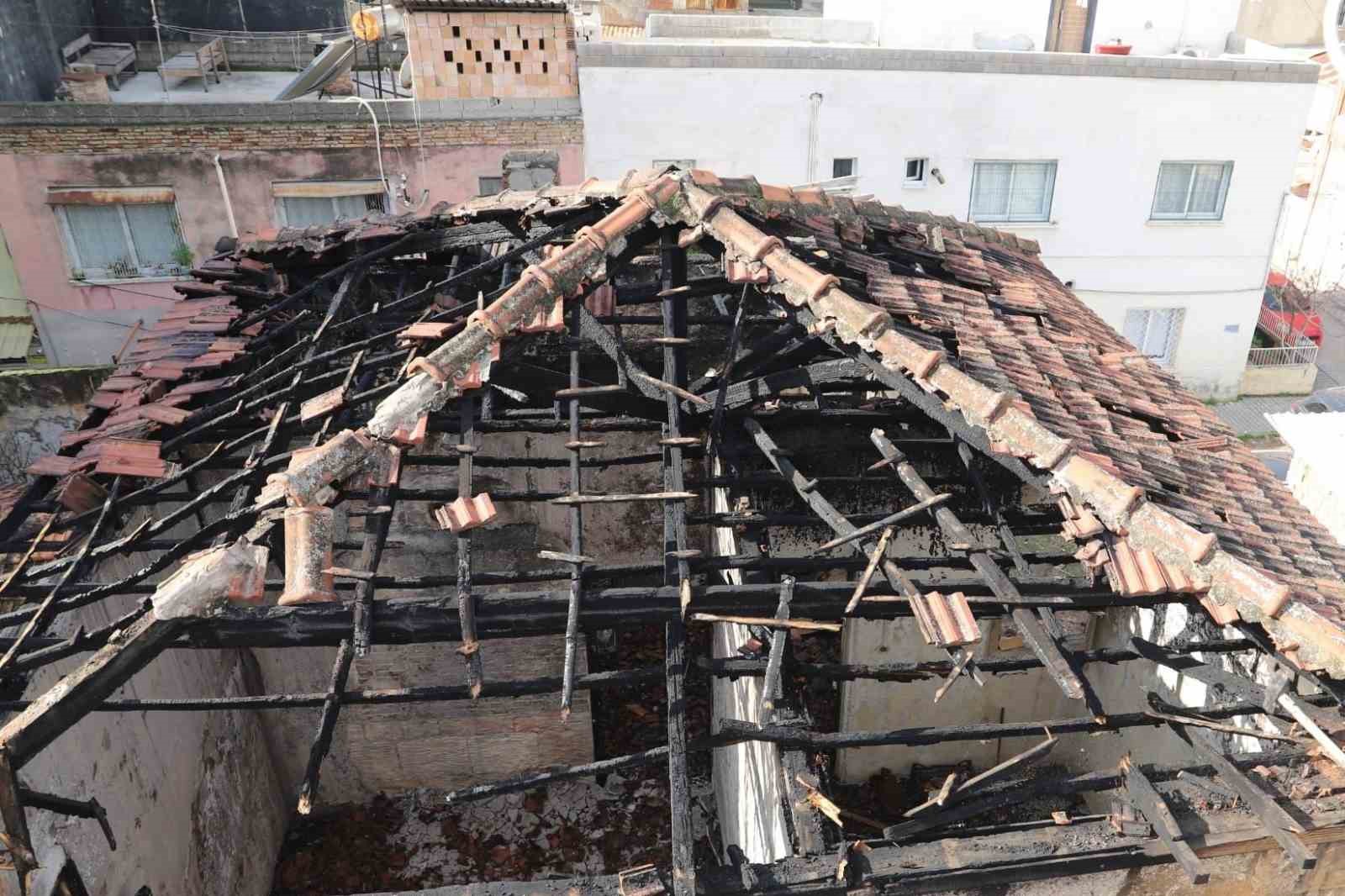 Yangında zarar g&ouml;ren tarihi Mersin evinin &ccedil;atısı temizlendi
