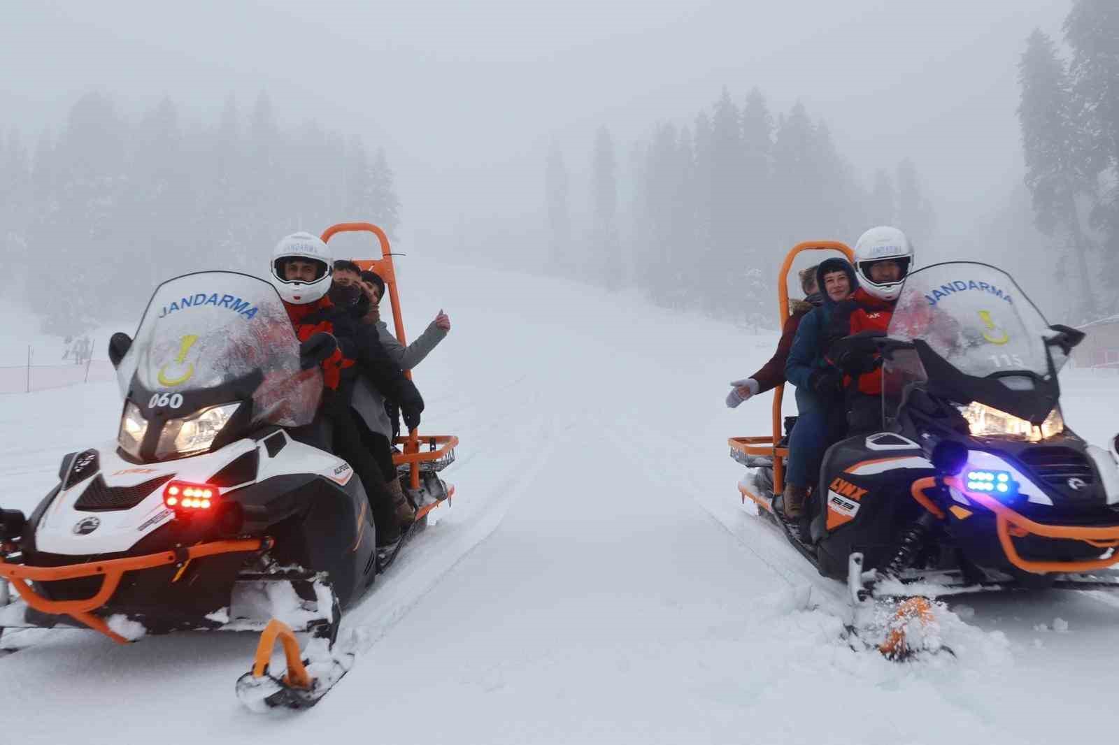 Şehit aileleri ve &ccedil;ocukları karın tadını jandarma ekipleriyle &ccedil;ıkardı
