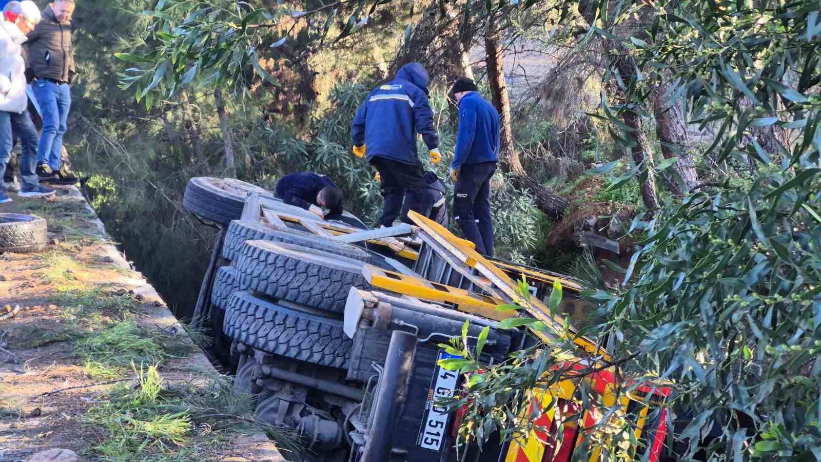 Otomobile &ccedil;arpıp şarampole devrildi: 1 yaralı
