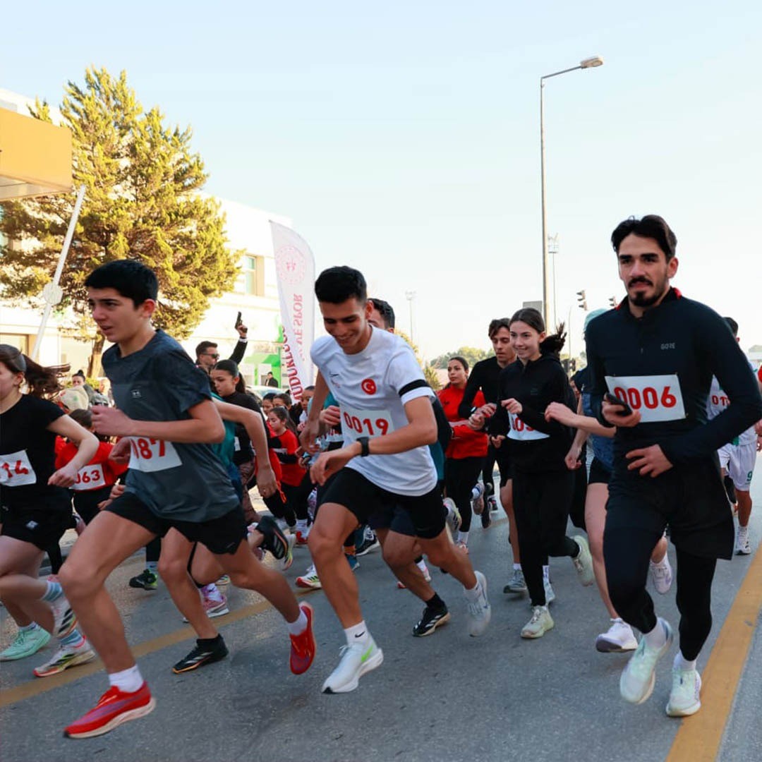 Atat&uuml;rk Yol Koşusunda dereceye giren sporcular &ouml;d&uuml;llendirildi
