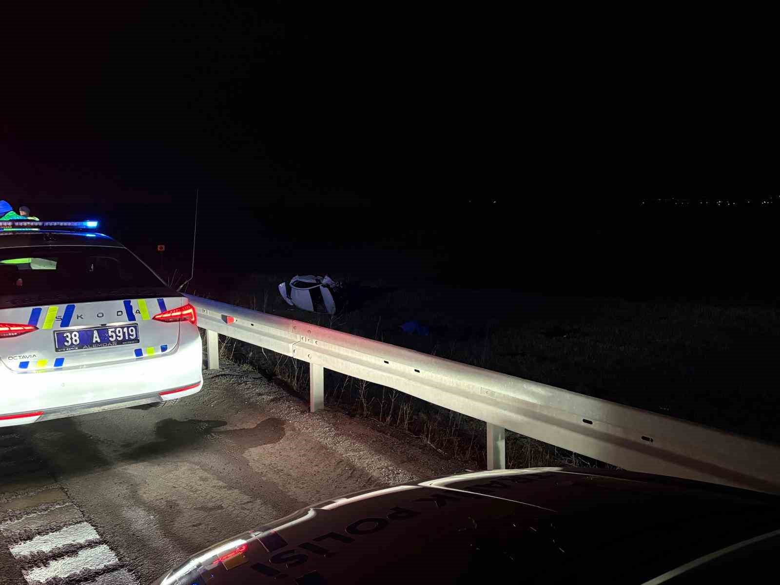 Kayseri&rsquo;de otomobil şarampole yuvarlandı: 1 &ouml;l&uuml;, 1&rsquo;i ağır 4 yaralı
