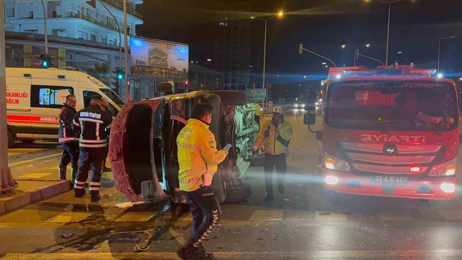 Hasta taşıyan ambulansla otomobil &ccedil;arpıştı: 4 yaralı
