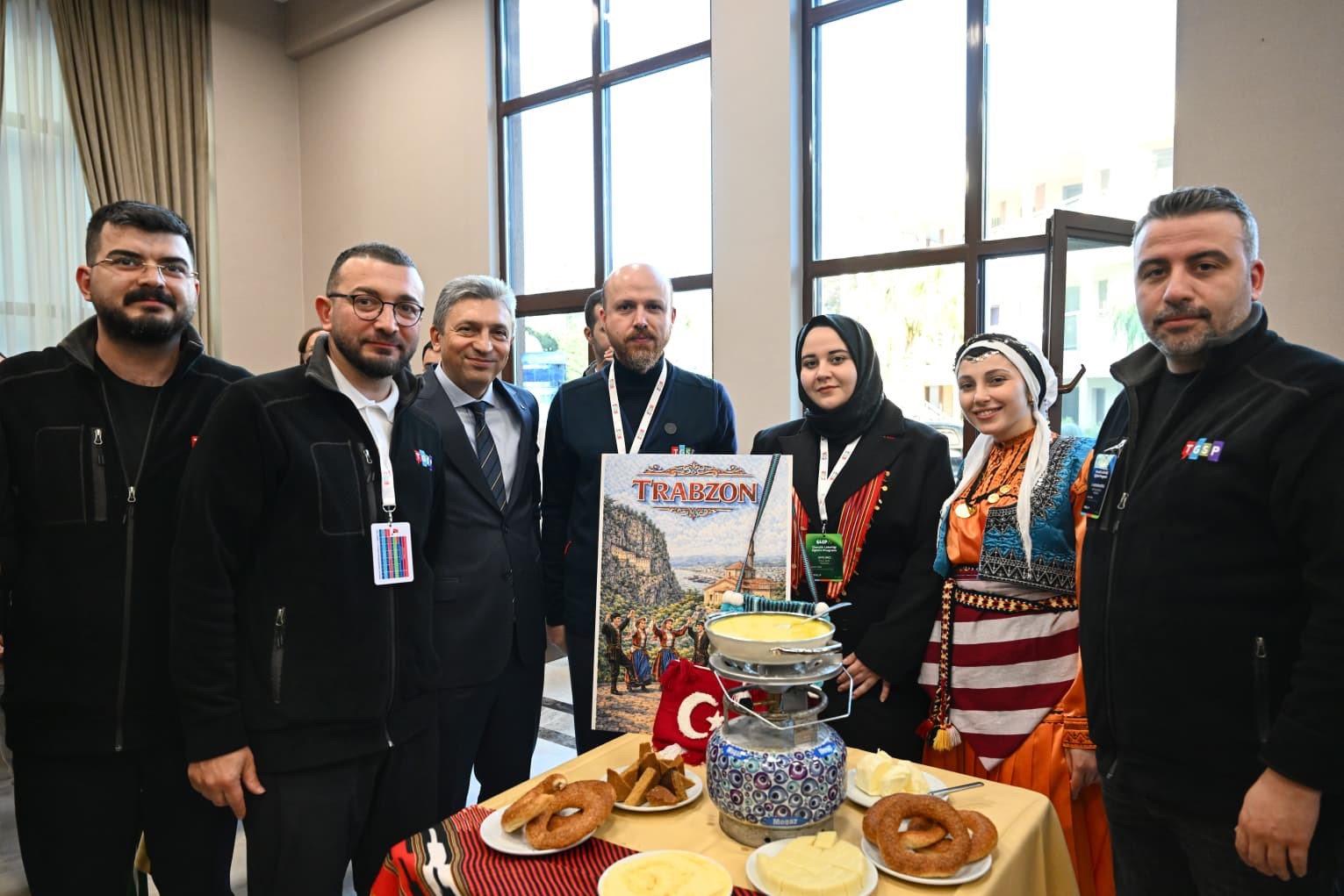 Bilal Erdoğan: "D&uuml;nya beşten b&uuml;y&uuml;kt&uuml;r diyen bir liderimiz varken gelin bu &ccedil;&uuml;r&uuml;m&uuml;ş d&uuml;zene muhalefet edelim"
