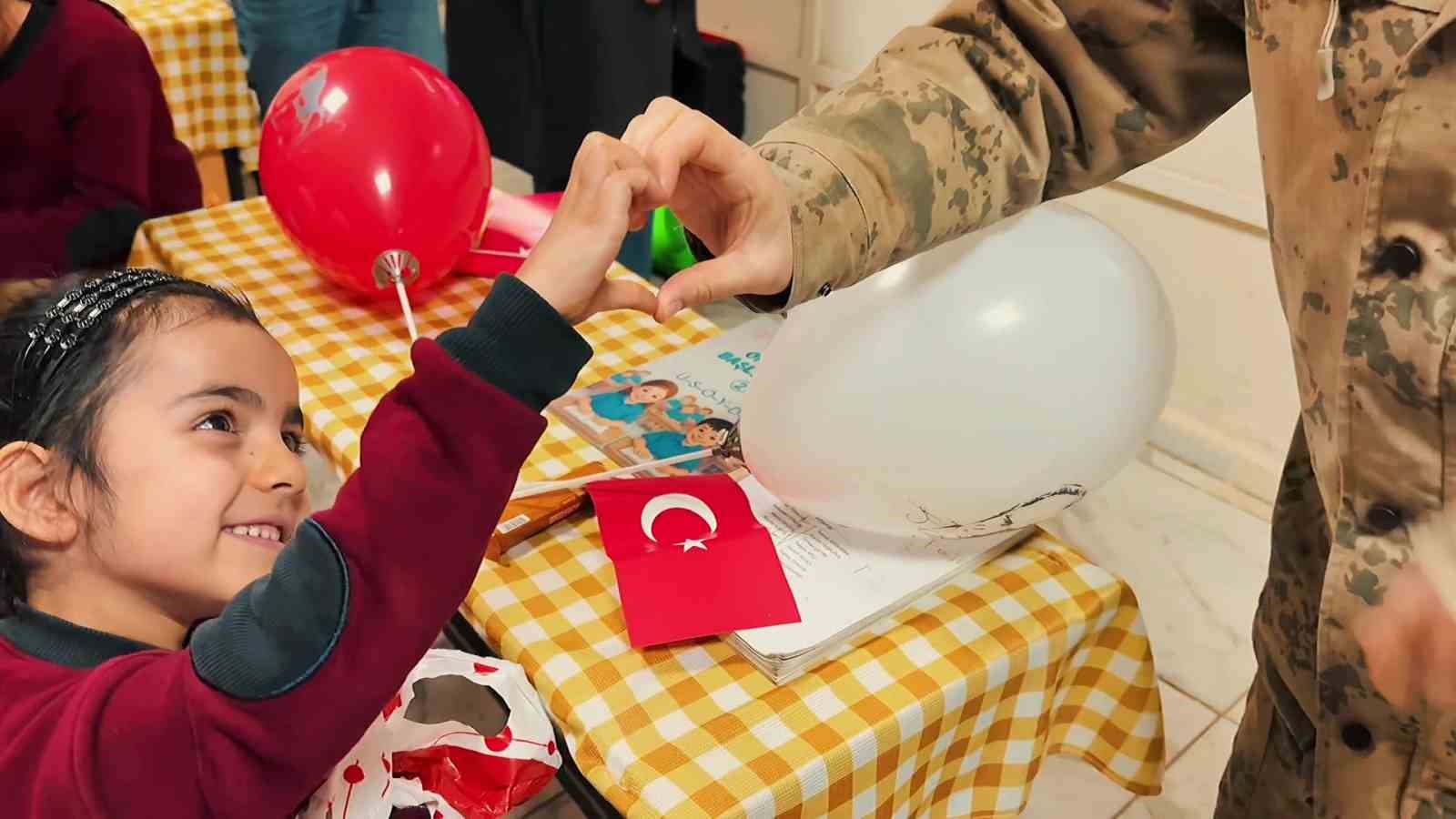 Jandarmadan minik y&uuml;reklere anlamlı ziyaret
