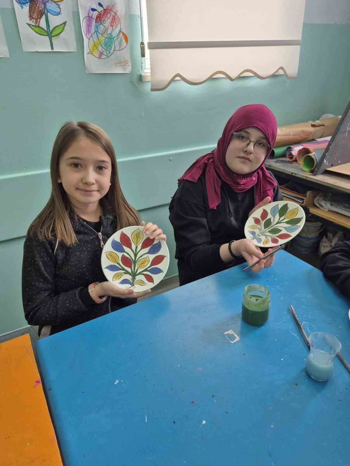 &Ouml;ğrencilerden &ccedil;ini boyama etkinliği
