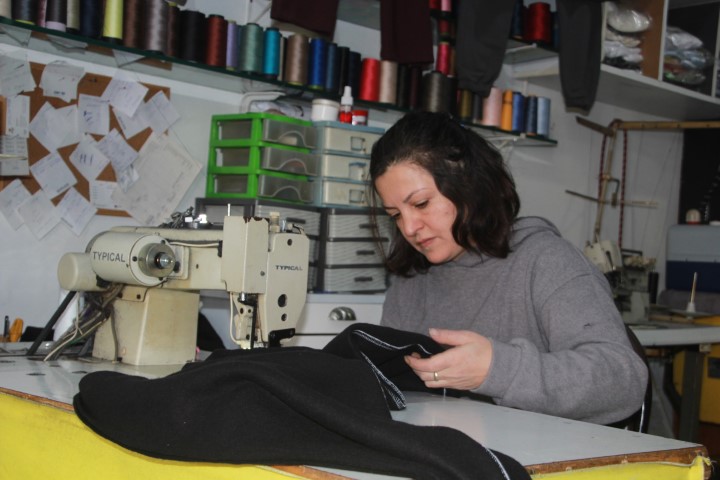 Fabrikaların atık kumaşlarını satın alıp, 20 dakikada kıyafet &uuml;retiyor