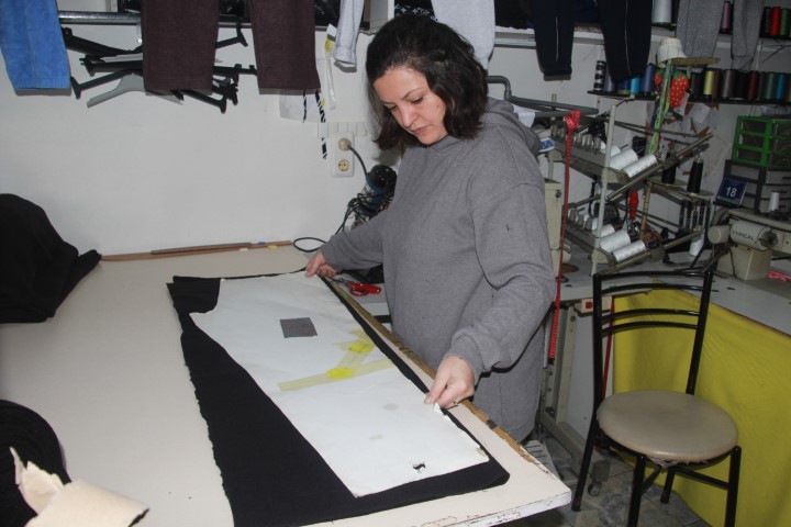 Fabrikaların atık kumaşlarını satın alıp, 20 dakikada kıyafet &uuml;retiyor