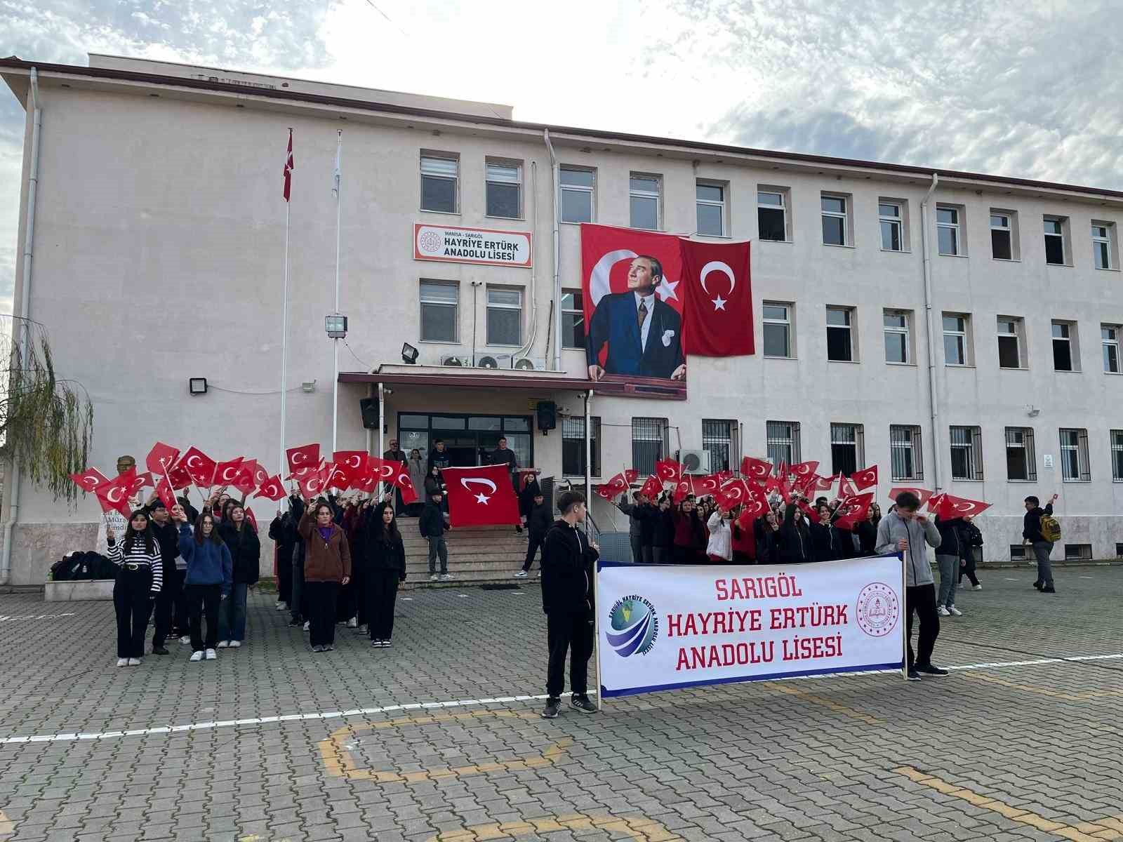 Sarıg&ouml;l&rsquo;de &ouml;ğrencilerden bayrağa anlamlı sahiplenme
