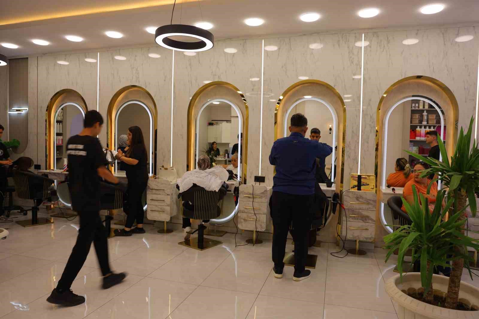 G&uuml;lerek uğurladığı m&uuml;şterileri bir g&uuml;n sonra enkaz altında kaldı
