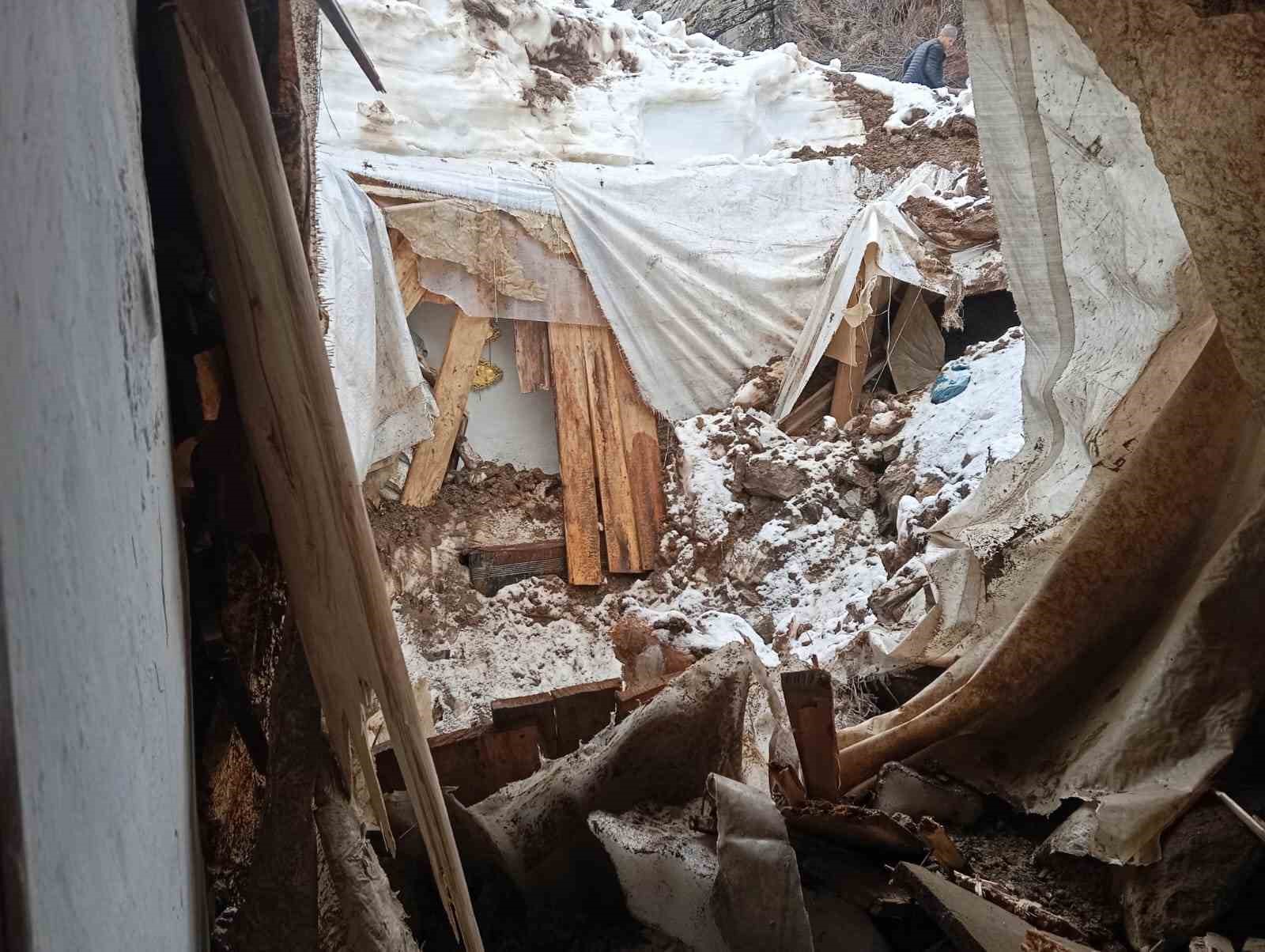 Batman&rsquo;da heyelan: Kayaların d&uuml;şt&uuml;ğ&uuml; ev yıkıldı
