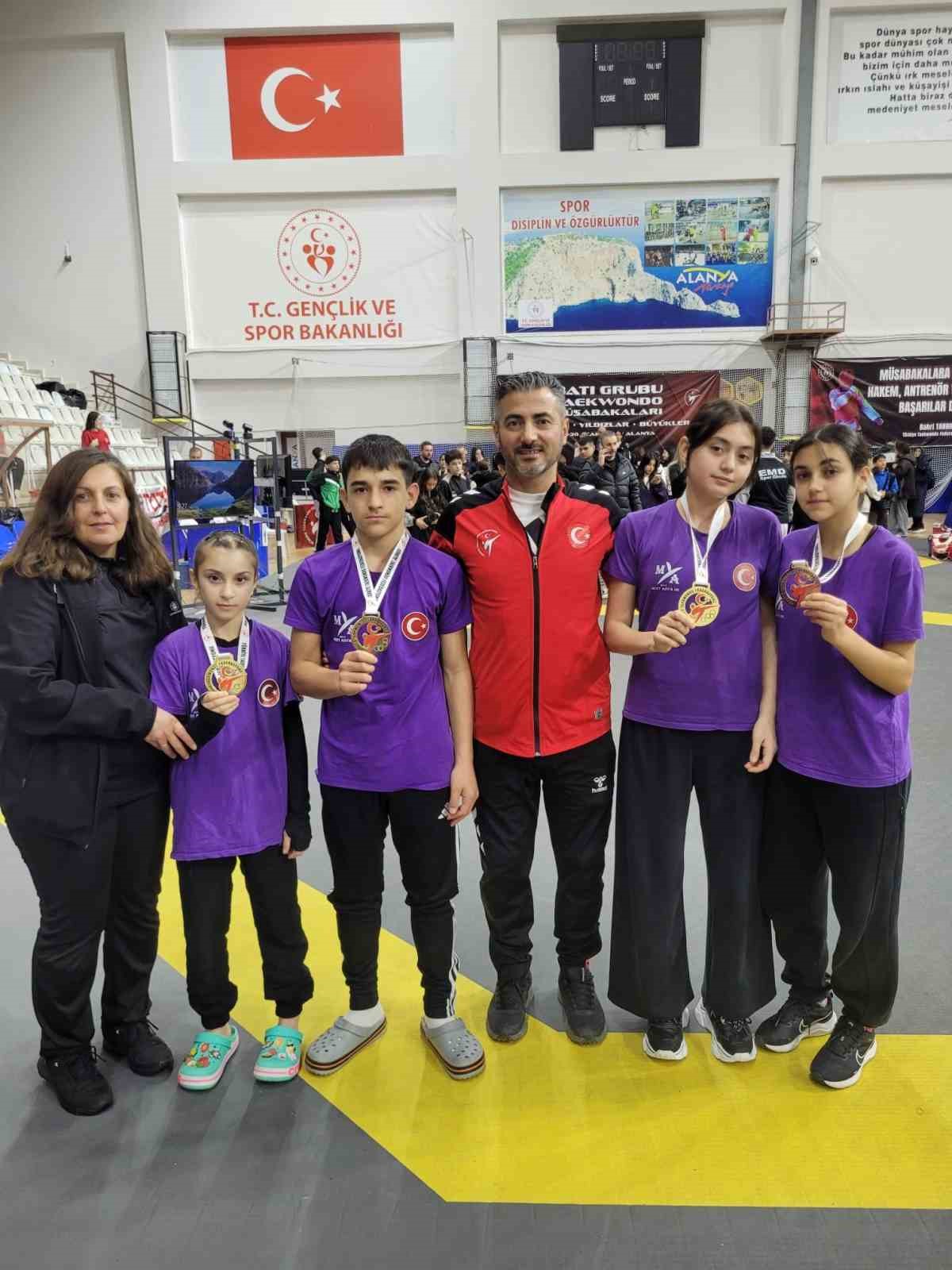 Taekwondoda sporculardan b&uuml;y&uuml;k başarı
