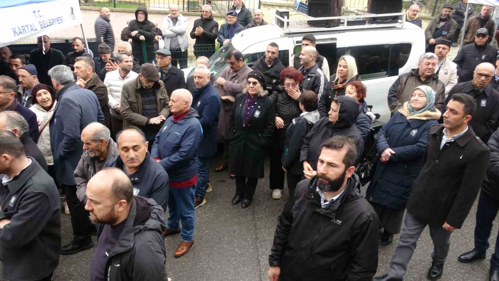 Adnan Kahveci &ouml;l&uuml;m&uuml;n&uuml;n 33&rsquo;&uuml;nc&uuml; yılında kabri başında anıldı
