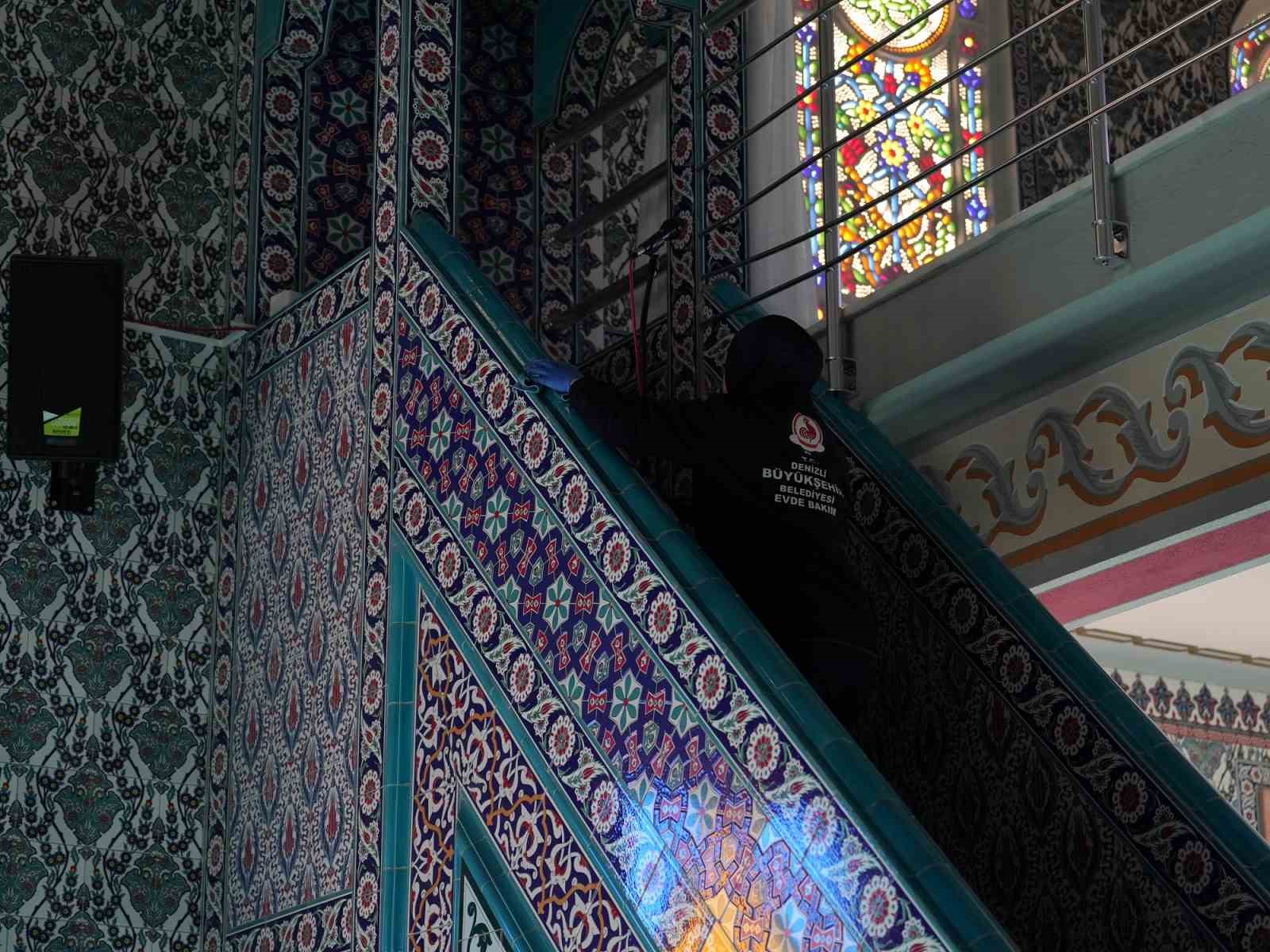 Denizli B&uuml;y&uuml;kşehir Belediyesi Ramazan ayı &ouml;ncesi camilerde temizlik seferberliği başlattı
