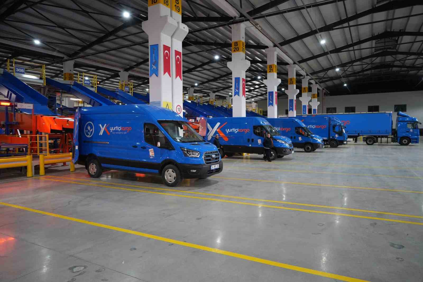 Saatte 25 bin kargo, insan eli değmeden bir ara&ccedil;tan diğerine y&uuml;kleniyor
