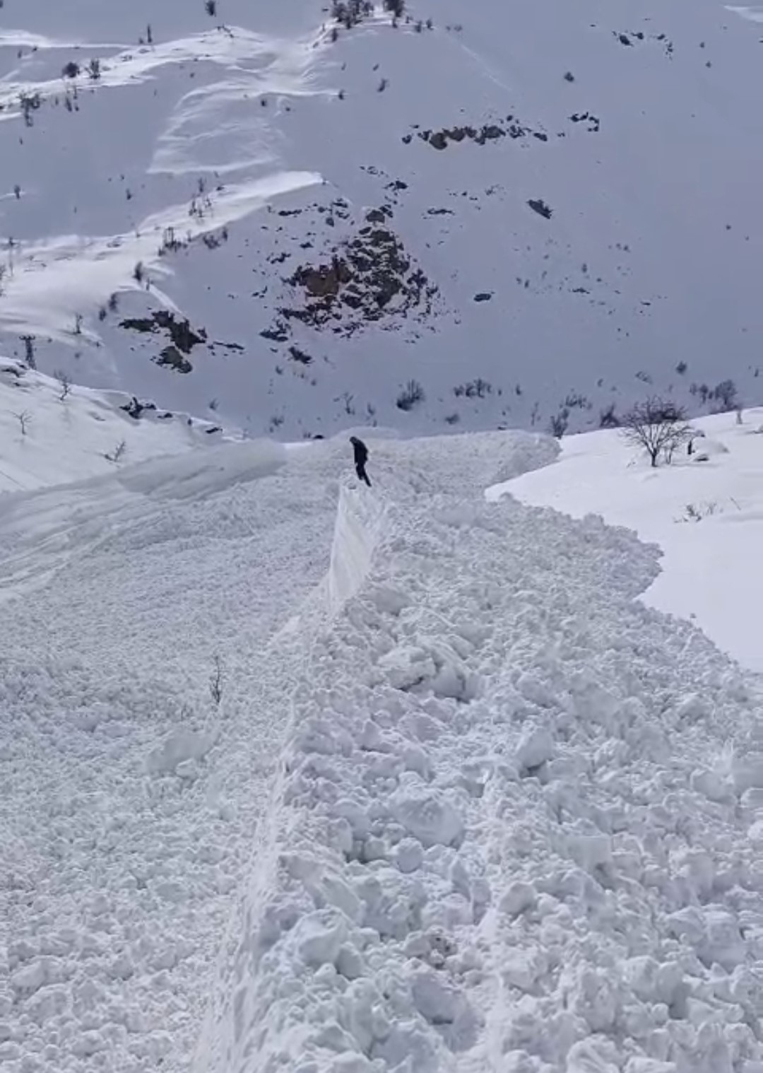 Van Bah&ccedil;esaray&rsquo;da mezra yoluna &ccedil;ığ d&uuml;şt&uuml;
