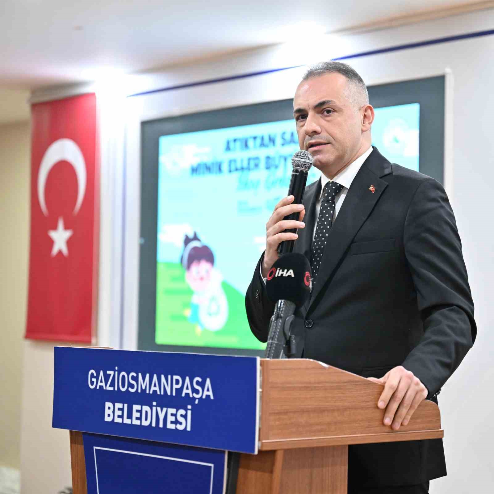 Gaziosmanpaşa&rsquo;da Sıfır Atık projesi: Elbise, &ccedil;anta, m&uuml;zik aleti yaptılar
