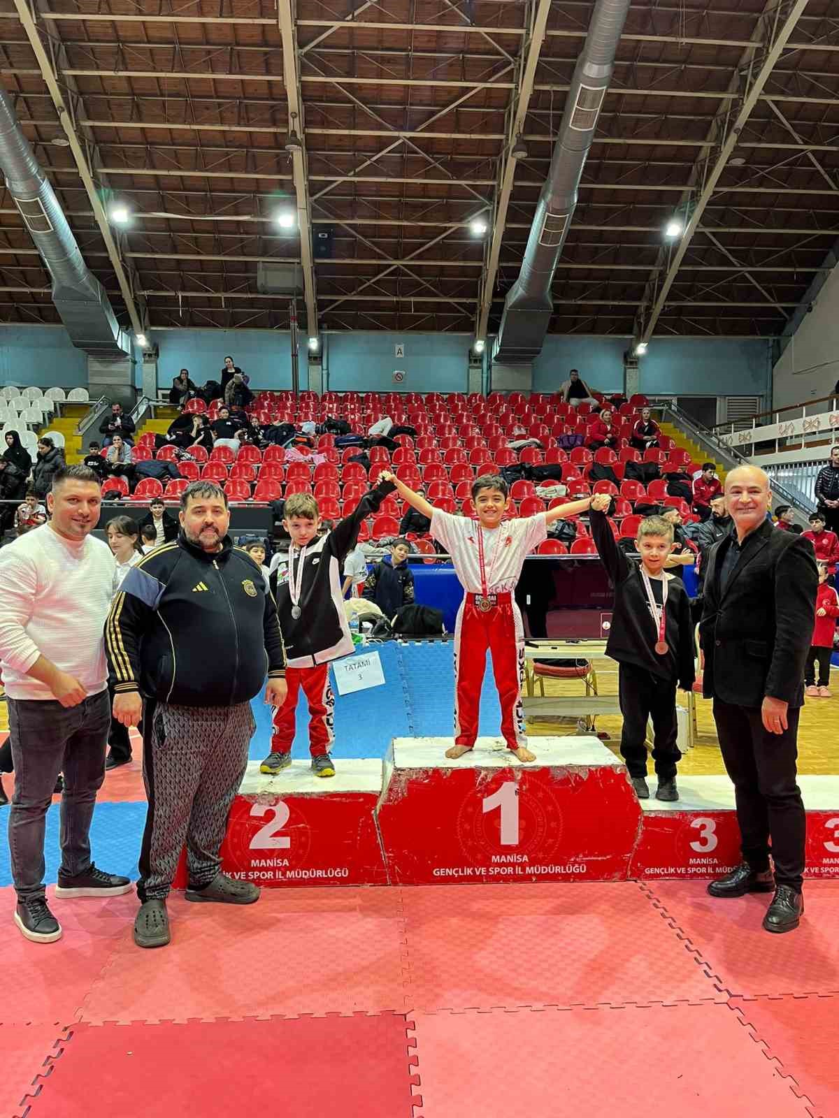 S&ouml;keli sporcular Manisa&rsquo;dan da başarıyla d&ouml;nd&uuml;
