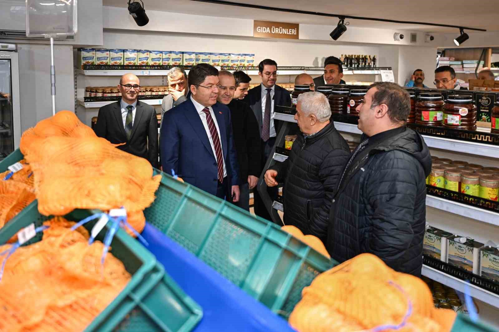 Adalet Bakanı Tun&ccedil;, İşyurtları&rsquo;nın Kızılay satış mağazasında vatandaşlarla alışveriş yaptı
