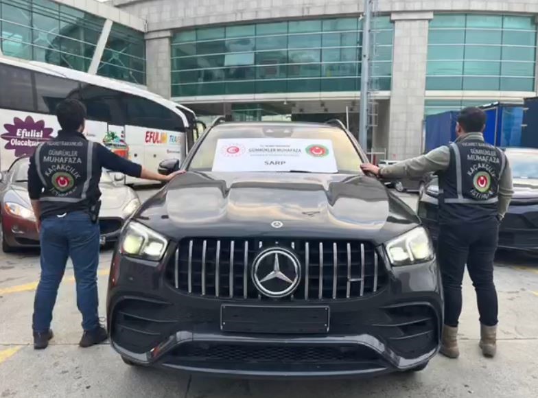 G&uuml;mr&uuml;kten usuls&uuml;z ge&ccedil;irilen 65 l&uuml;ks araca el konuldu: 22 g&ouml;zaltı
