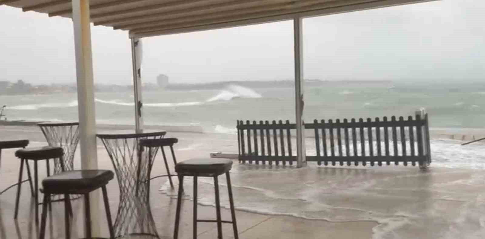 Didim&rsquo;de fırtına etkili oldu: Deniz taştı, kafeyi su bastı
