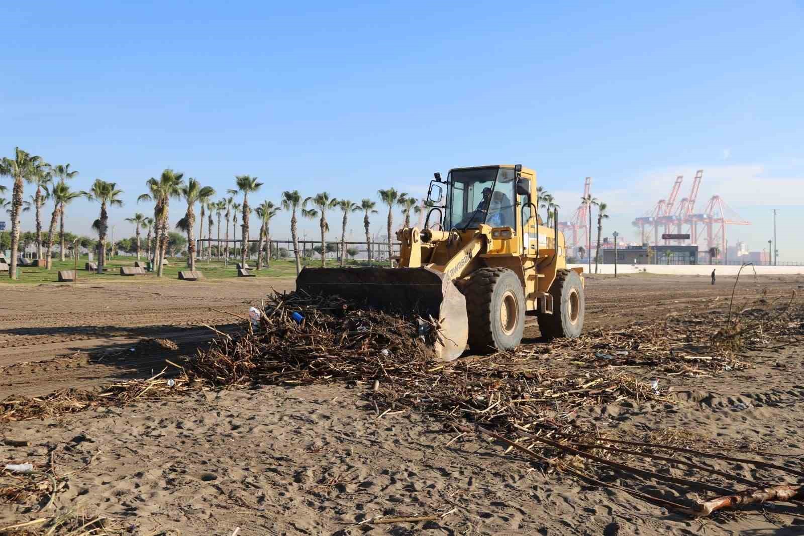 Akdeniz Belediyesinden sel sonrası yoğun &ccedil;alışma

