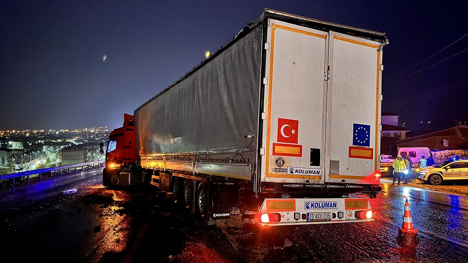 Tır ref&uuml;je &ccedil;ıktı, 2 otomobil zarar g&ouml;rd&uuml;
