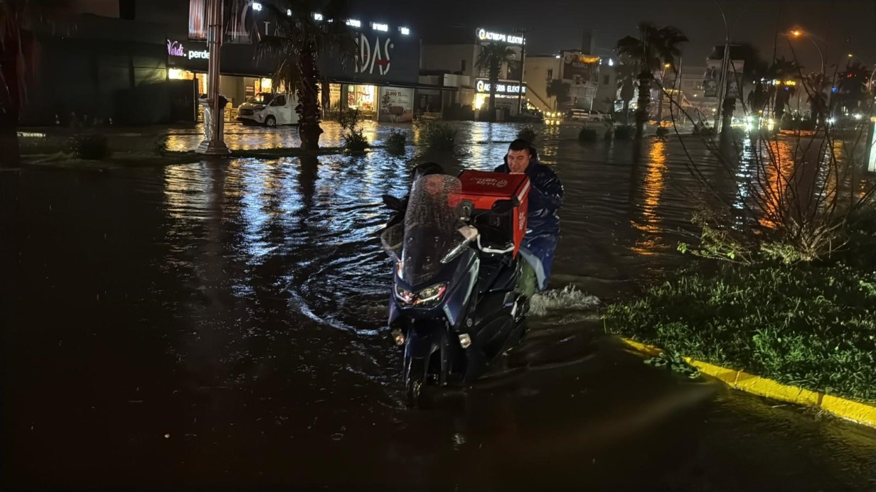 Bodrum sağanak yağışa teslim oldu: Yollar g&ouml;le d&ouml;nd&uuml;, evleri su bastı