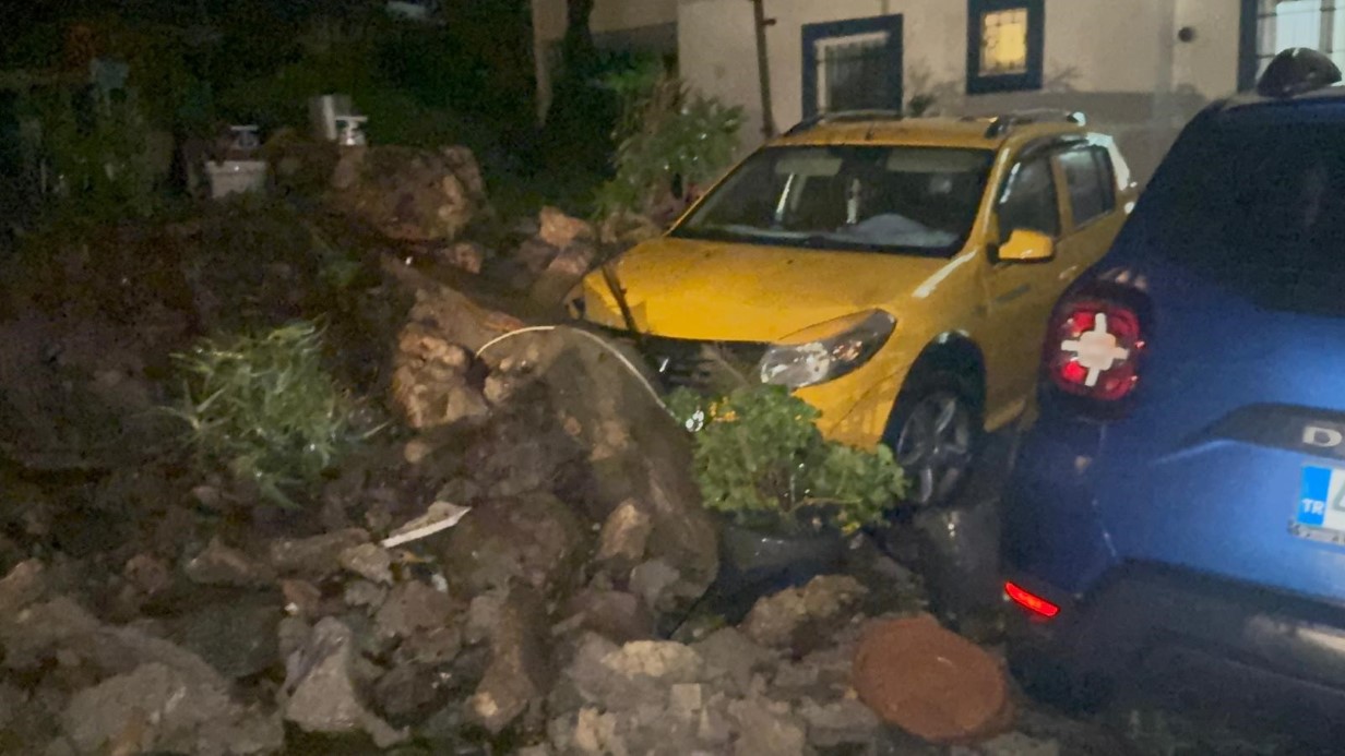Bodrum sağanak yağışa teslim oldu: Yollar g&ouml;le d&ouml;nd&uuml;, evleri su bastı