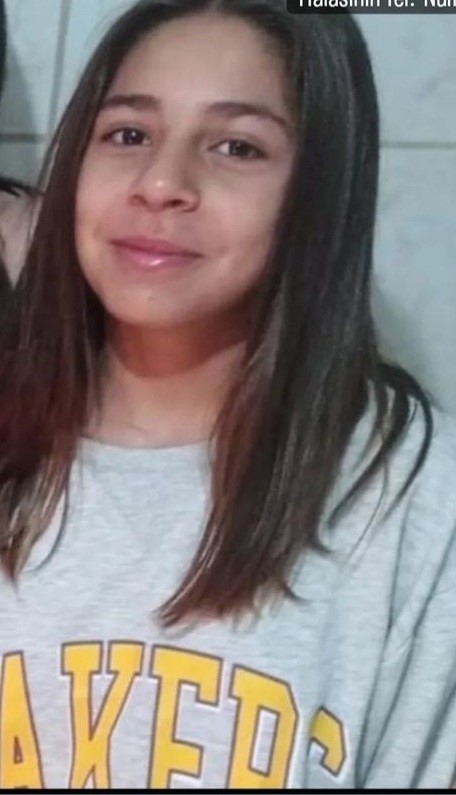 Depremde t&uuml;m ailesini kaybeden baba, 04.17&rsquo;de mezar başında g&ouml;zyaşlarına boğuldu
