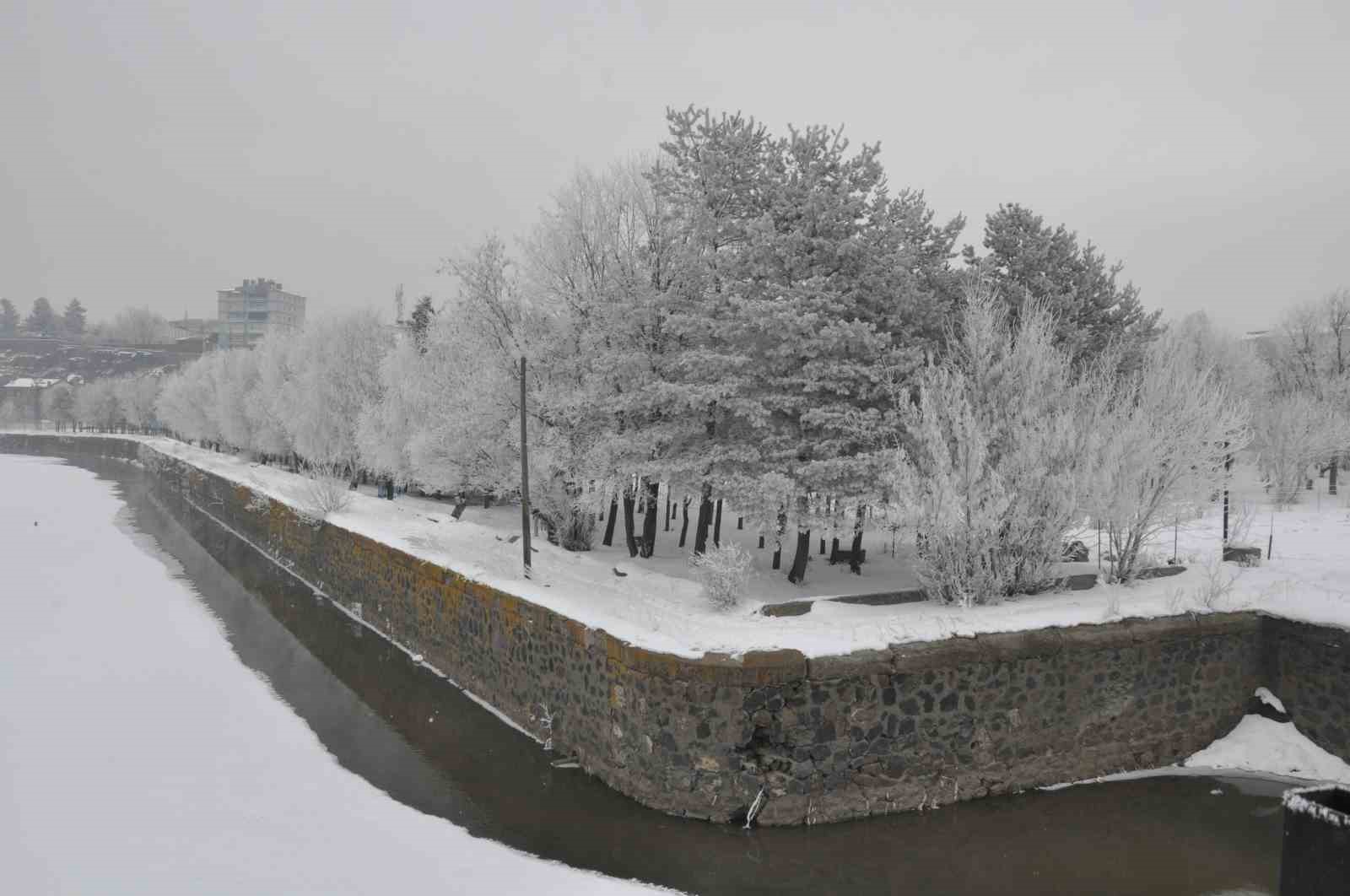 Kars&rsquo;ın soğuğu kirpik dondurdu
