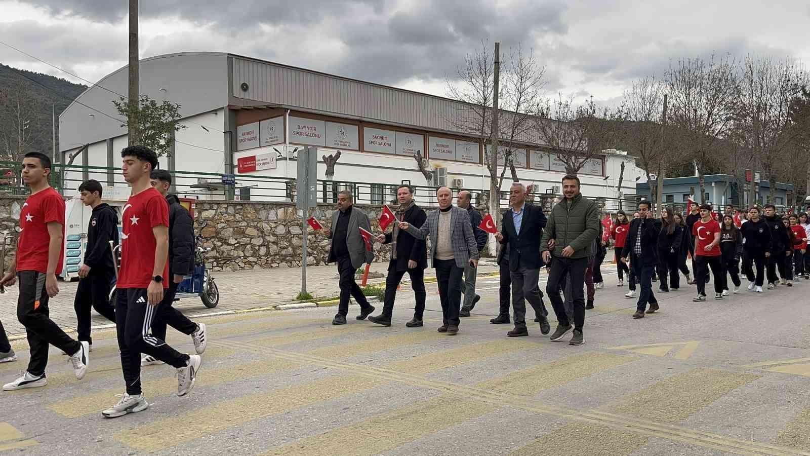 Bayındır&rsquo;da &ouml;ğrencilerden bayrak y&uuml;r&uuml;y&uuml;ş&uuml;
