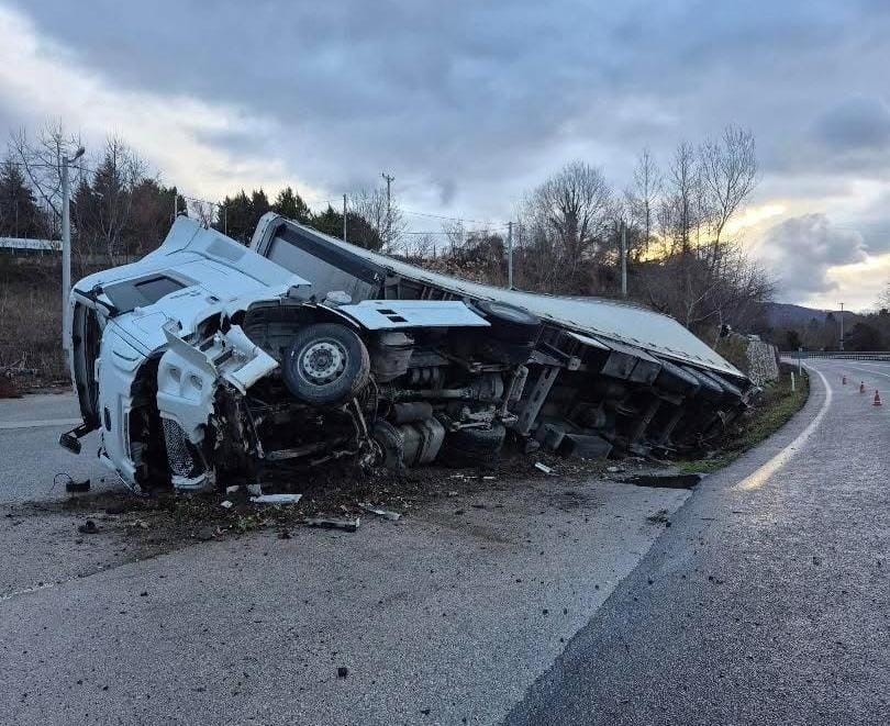 Bursa&rsquo;da direksiyon hakimiyetini kaybeden tır kanala u&ccedil;tu
