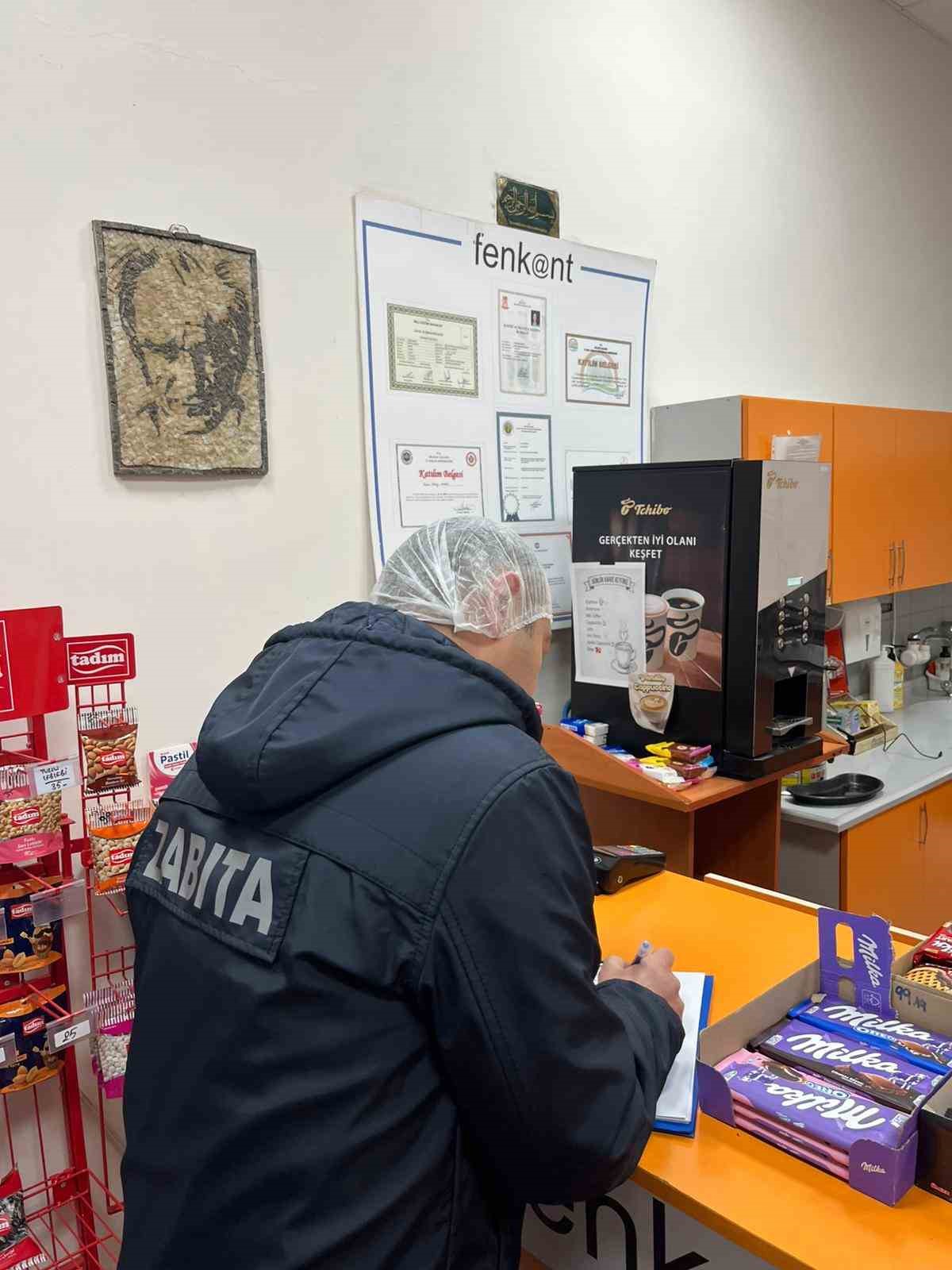 Okul kantini denetleyen zabıta son kullanama tarihi ge&ccedil;miş &uuml;r&uuml;nlere el koydu
