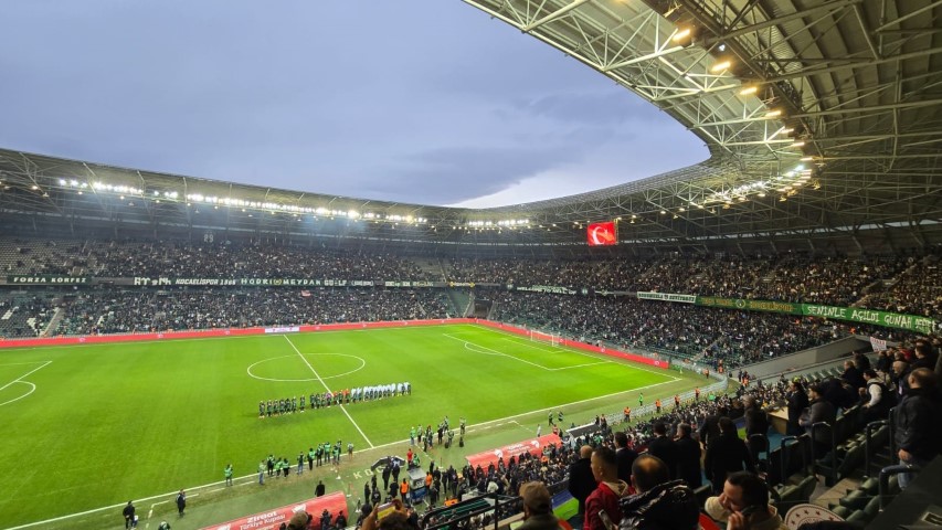 Gen&ccedil; taraftarın trib&uuml;nden d&uuml;şt&uuml;ğ&uuml; anlar kamerada