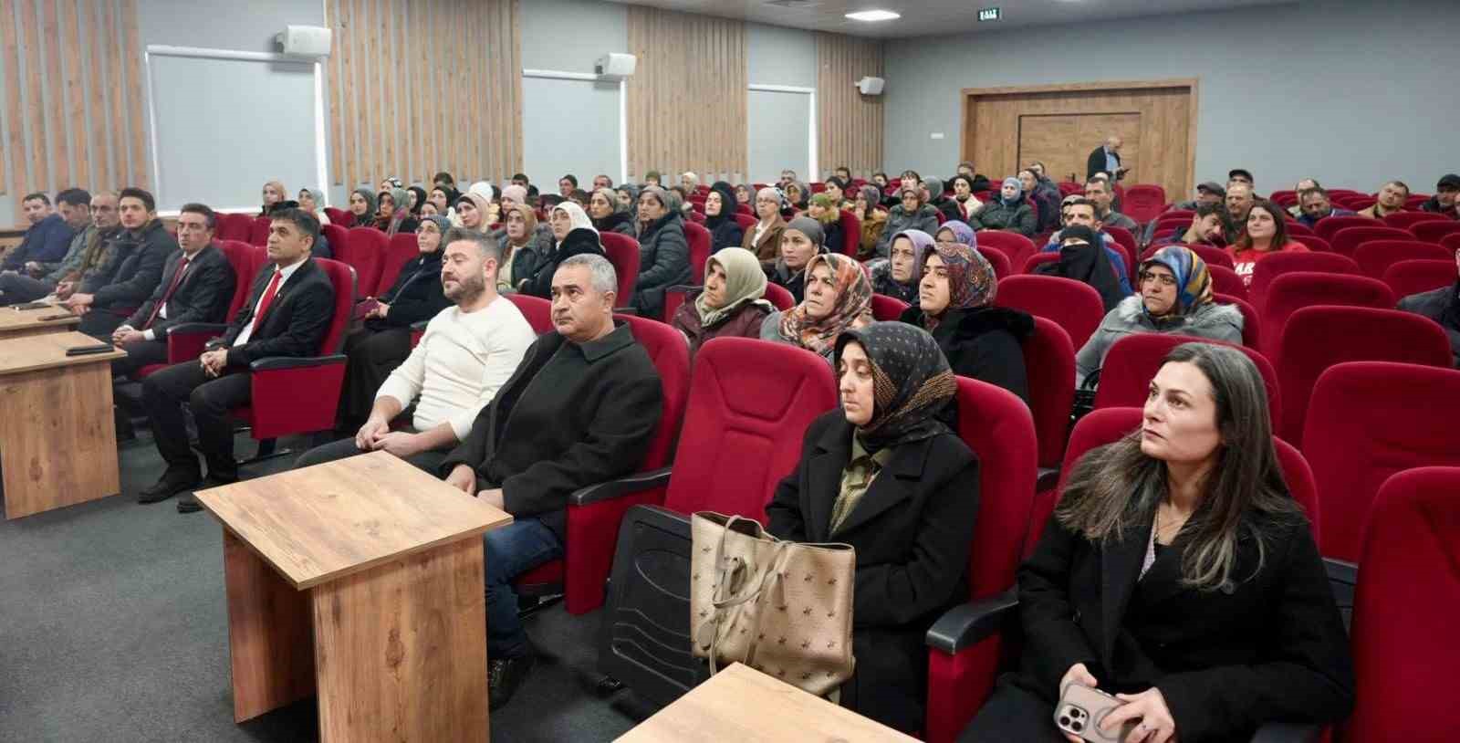 &Uuml;z&uuml;ml&uuml;&rsquo;de velilere mesleki eğitim tanıtımı yapıldı
