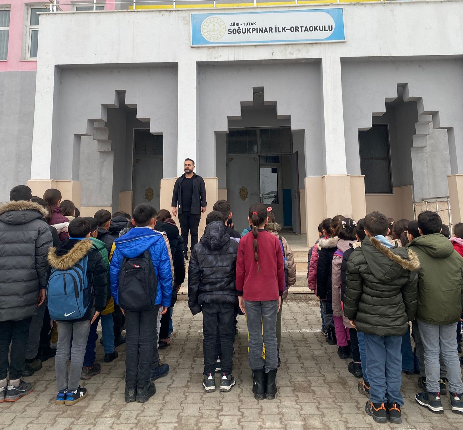 Ağrı&rsquo;da okullarda 6 Şubat depremleri i&ccedil;in saygı duruşu

