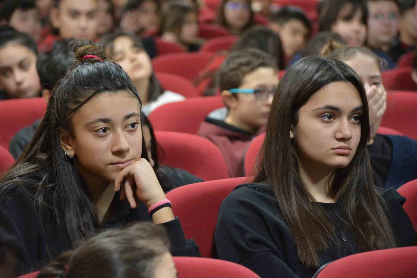 "Asrın felaketi"nin yıl d&ouml;n&uuml;m&uuml;nde &ouml;ğrencilere deprem eğitimi
