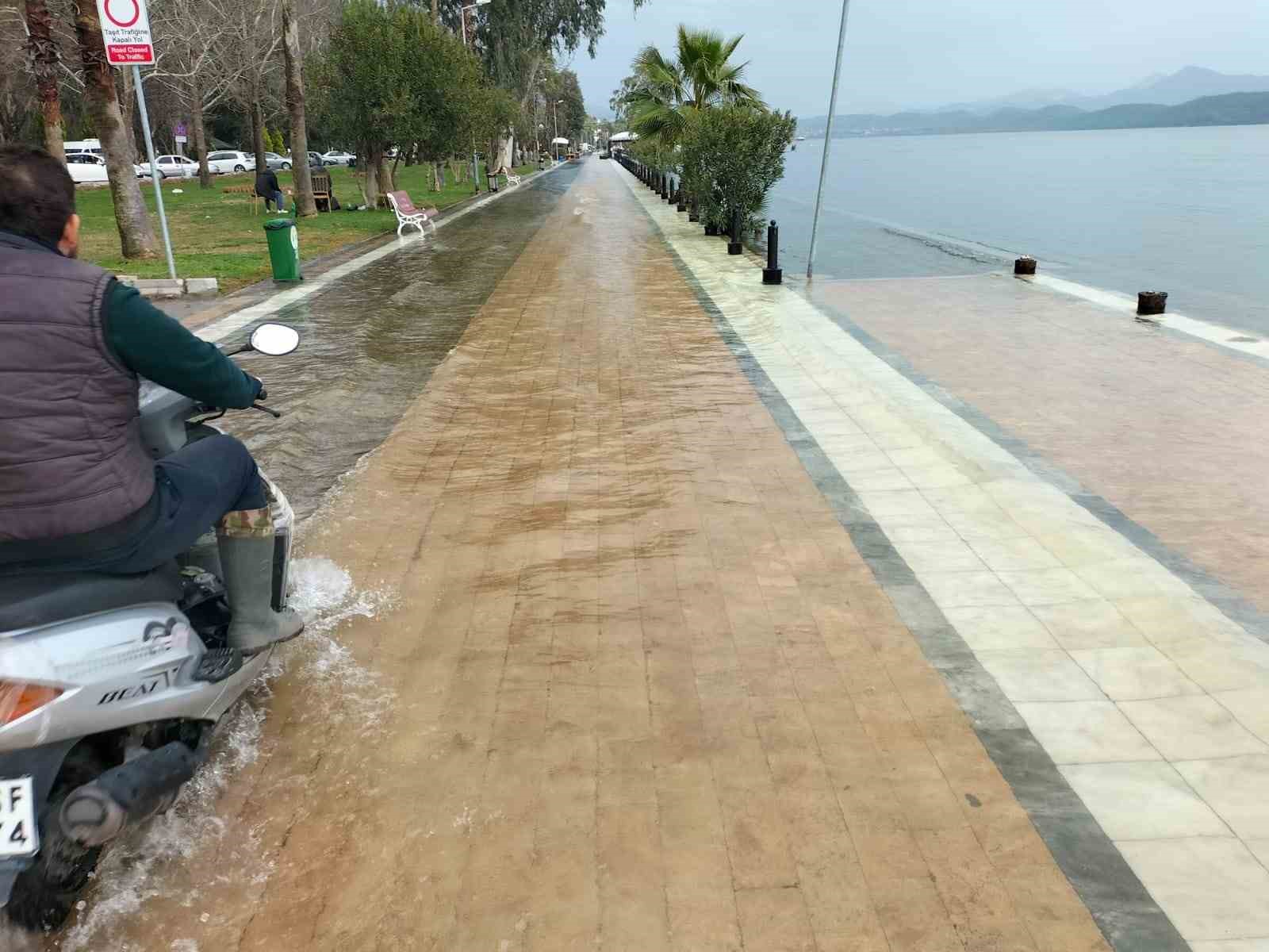 K&ouml;yceğiz G&ouml;l&uuml; taştı, kordon sular altında kaldı
