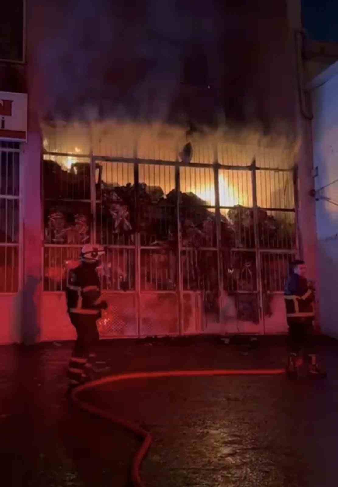Batman&rsquo;da sanayi sitesinde yangın: Alevler b&uuml;y&uuml;meden s&ouml;nd&uuml;r&uuml;ld&uuml;
