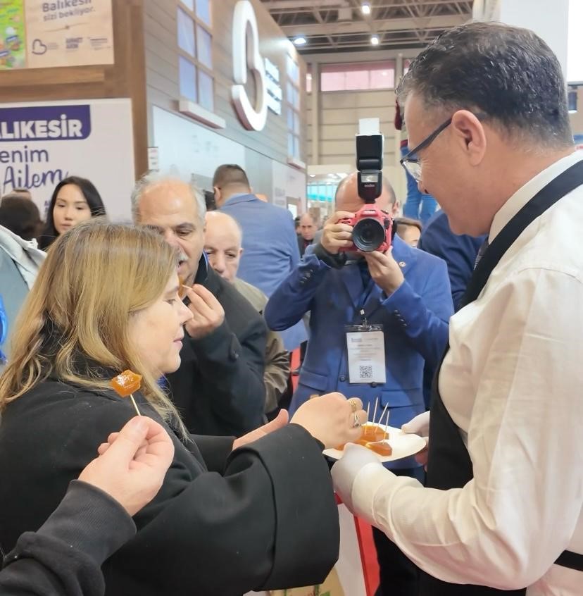 Başkan &ouml;nl&uuml;k giydi, Alaşehir&rsquo;i EMITT&rsquo;te tanıttı
