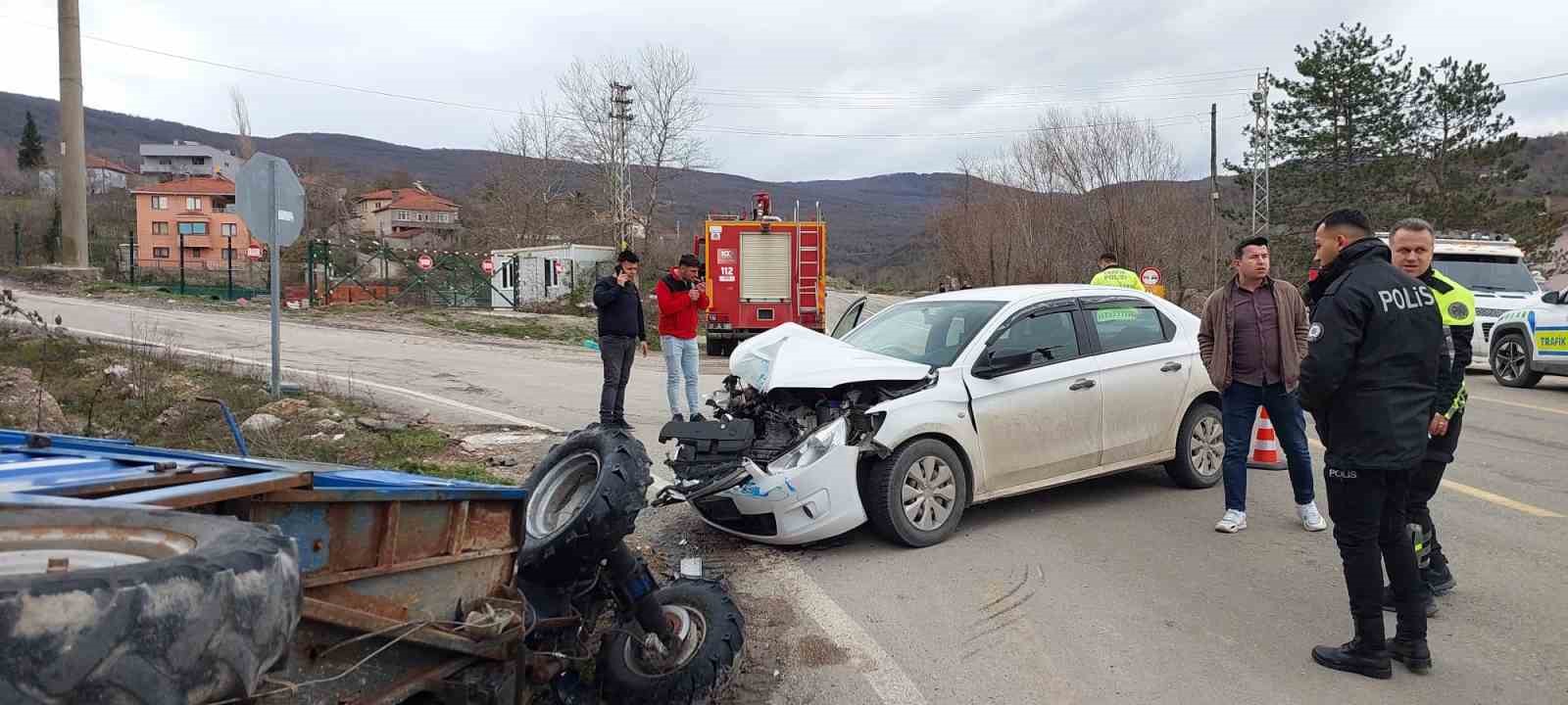 Kastamonu&rsquo;da otomobil ile "pat pat" &ccedil;arpıştı: 3 yaralı
