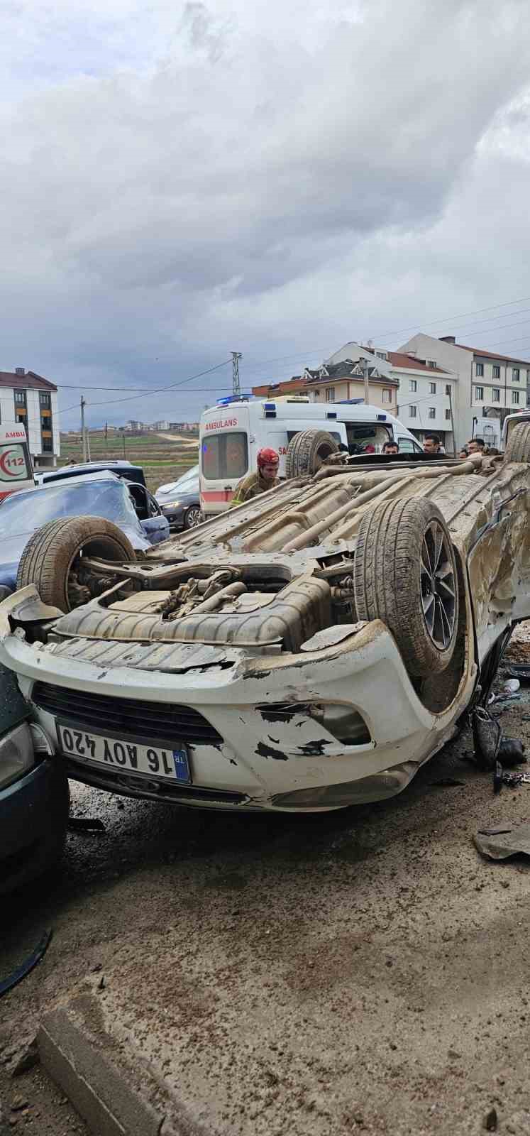 Bursa’da ehliyetsiz sürücü, park halindeki araçlara çarptı: 8 öğrenci yaralandı
