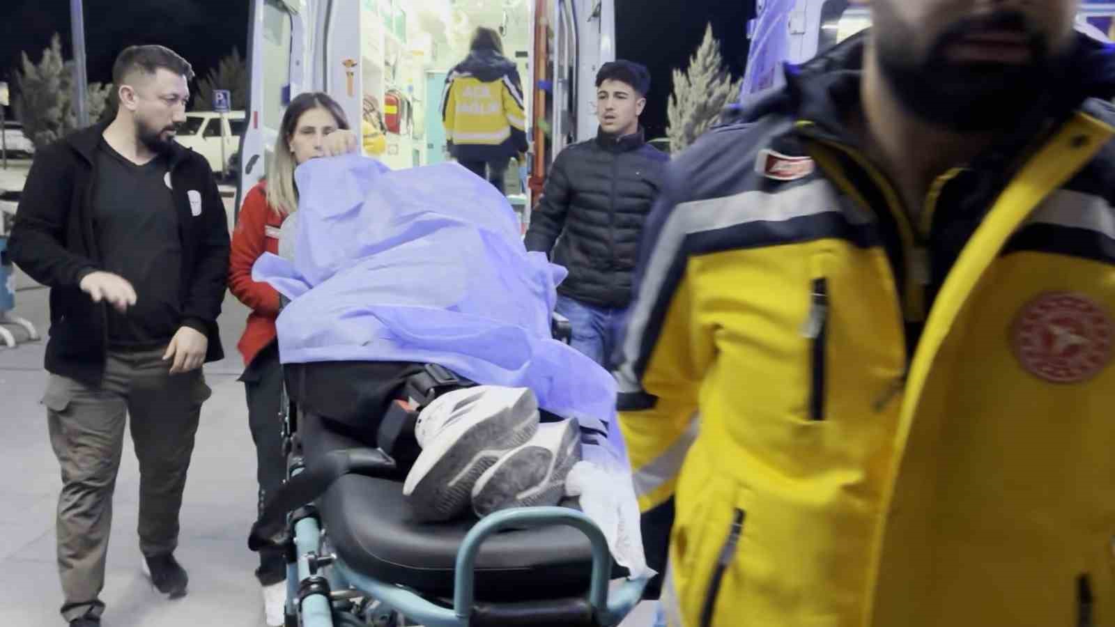 Arkadaşını bı&ccedil;akla ağır yaraladı, biri hastaneye diğeri cezaevine gitti
